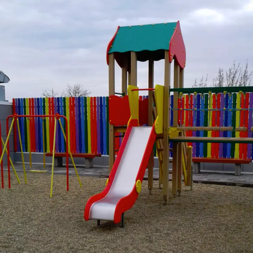 Фото 3 Штакетник Полукруглый в цветах радуги на детской площадке