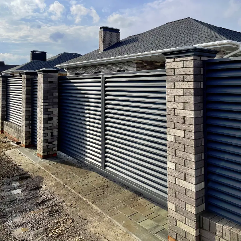 Фото 3 колпак Monblan Серый на столбах забора типа жалюзи