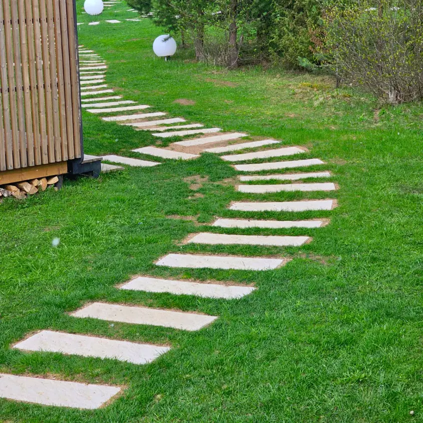 Фото 3 шаговая плита Stone Светлая Галька на оригинальной садовой дорожке